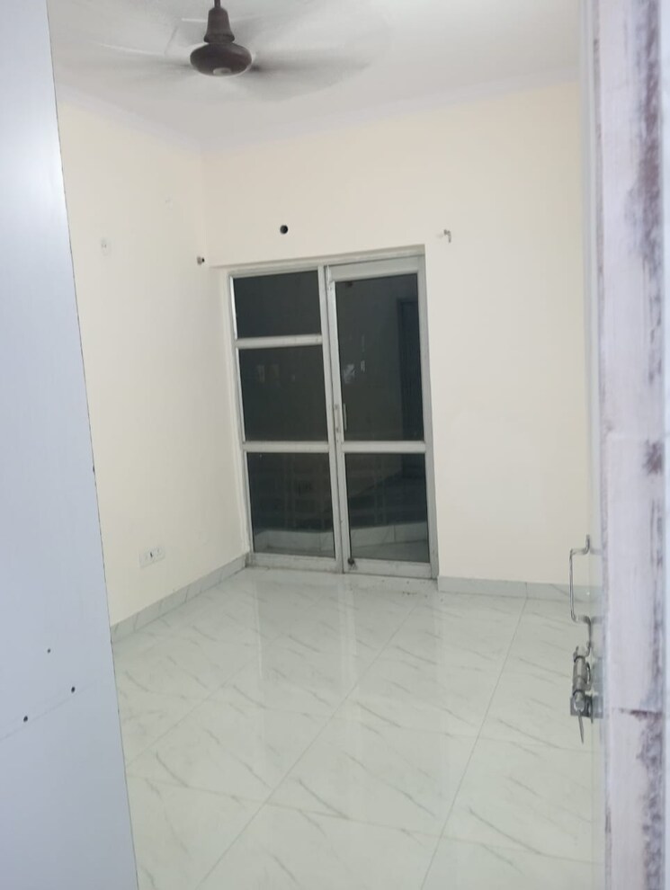 Room, patparganj 3 Bedroom 1100 Sq.Ft. Apartment In Patparganj Delhi 9177102
