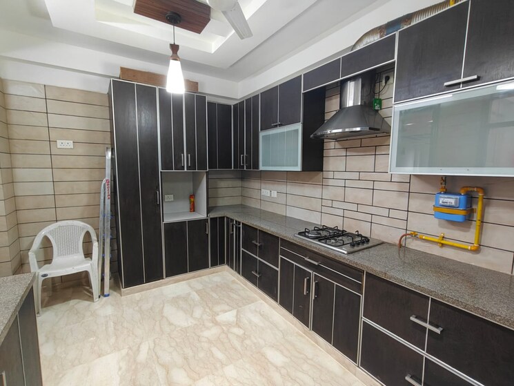 Kitchen, sarvodaya enclave 3 Bedroom 200 Sq.Yd. Builder Floor In Sarvodaya Enclave Delhi 9177195