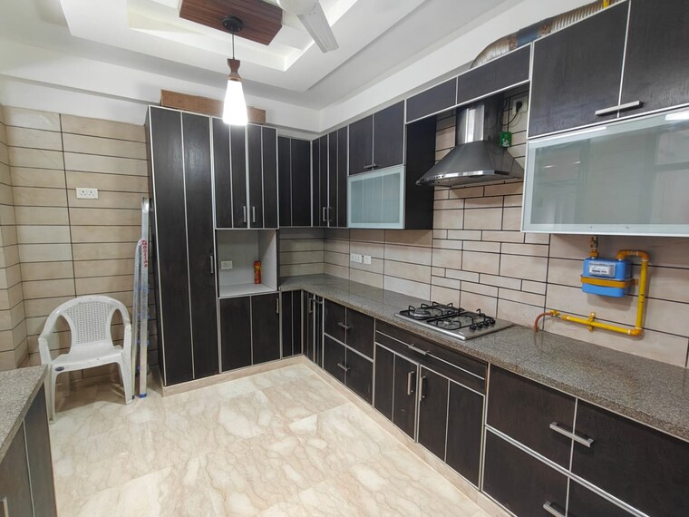 Kitchen, sarvodaya enclave 3 Bedroom 200 Sq.Yd. Builder Floor In Sarvodaya Enclave Delhi 9177195