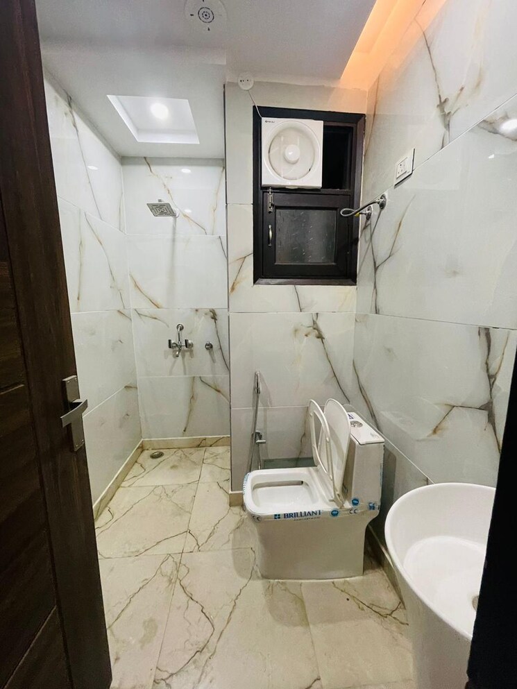 Bathroom, dwarka mor 3 Bedroom 90 Sq.Yd. Builder Floor In Dwarka Mor Delhi 9177233