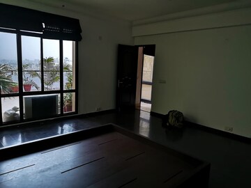 Room in 3 BHK Apartment at Vipul Belmonte, Sector 53 – for Rent