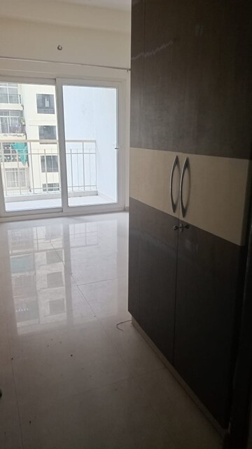 Room in 3.5 BHK Apartment at Mahagun Moderne, Sector 78 – for Rent