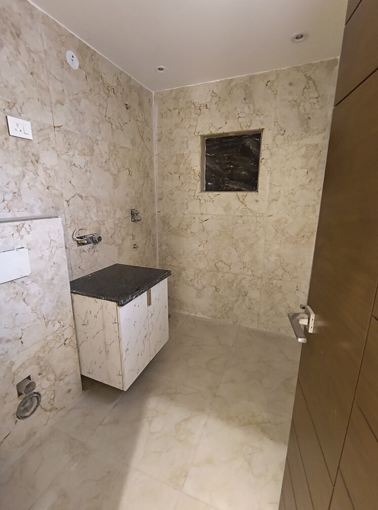 Bathroom, green fields colony 3 Bedroom 200 Sq.Yd. Builder Floor In Green Fields Colony Faridabad 9177468