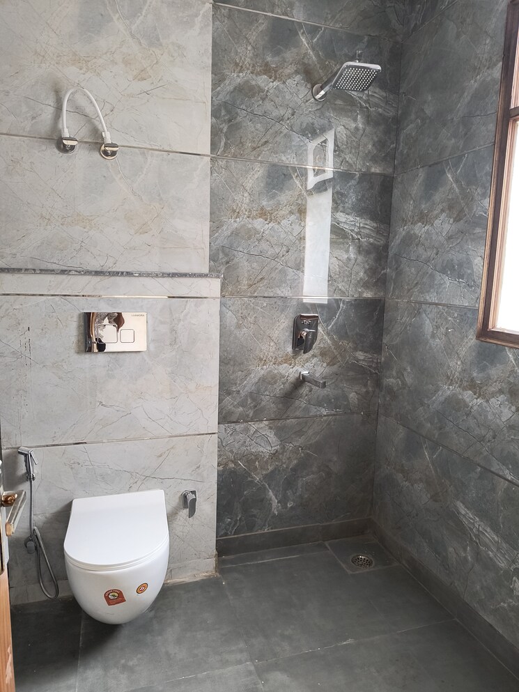 Bathroom, green fields colony 3 Bedroom 200 Sq.Yd. Builder Floor In Green Fields Colony Faridabad 9177468