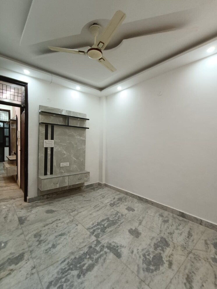 Room, mohan garden 2 Bedroom 65 Sq.Yd. Builder Floor In Mohan Garden Delhi 9177513