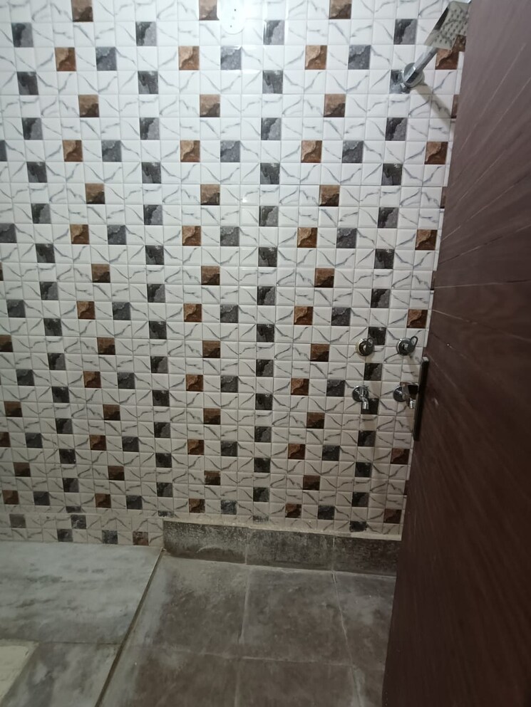 Bathroom, mohan garden 2 Bedroom 65 Sq.Yd. Builder Floor In Mohan Garden Delhi 9177513