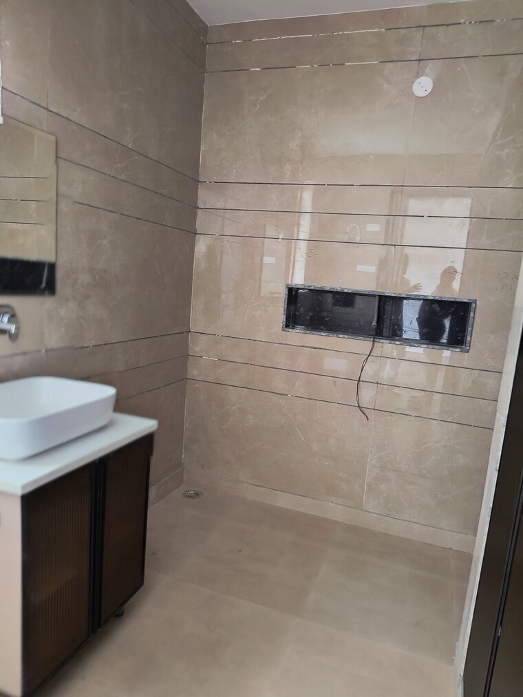 Bathroom, green fields colony 3 Bedroom 210 Sq.Yd. Builder Floor In Green Fields Colony Faridabad 9177535