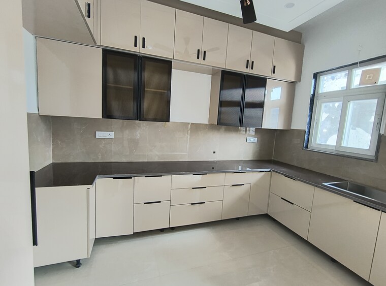 Kitchen, green fields colony 3 Bedroom 210 Sq.Yd. Builder Floor In Green Fields Colony Faridabad 9177535