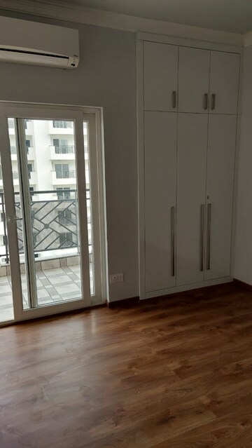 Room in 3 BHK Builder Floor at Central Park Flower Valley Aqua Front Towers, Sohna Sector 33 – for Rent