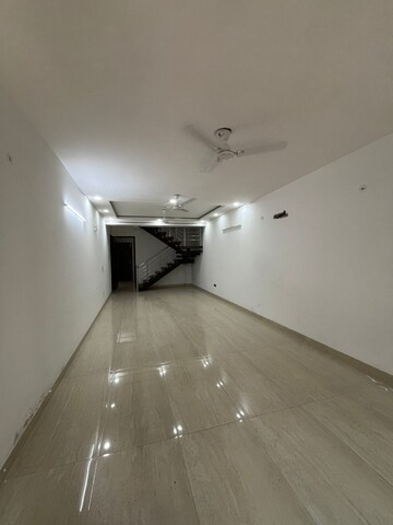 Room in 3 BHK Apartment at DDA Rosewood Apartments, Vasant Kunj – for Rent