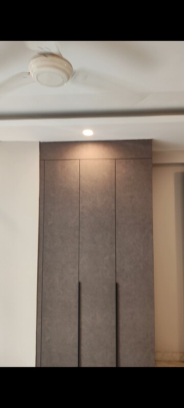 Furnished Amenities in 3 BHK Builder Floor at Paryavaran Complex – for Rent