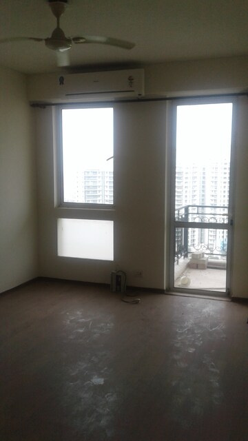 Room in 4 BHK Apartment at DLF Westend Heights, Sector 53 – for Rent