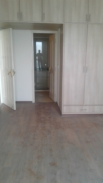 Room in 4 BHK Apartment at DLF Westend Heights, Sector 53 – for Rent