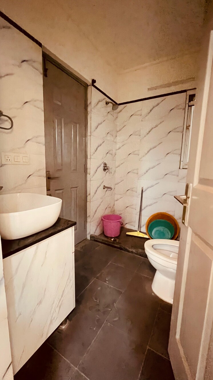Bathroom, mahagun-mezzaria 3.5 Bedroom 25000 Sq.Ft. Apartment In Sector 78 Noida 9177637