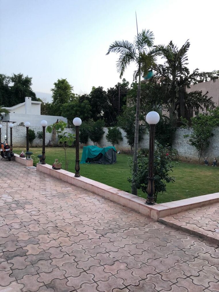 Garden, sainik farm 4 Bedroom 1200 Sq.Yd. Villa In Sainik Farm Delhi 9177809