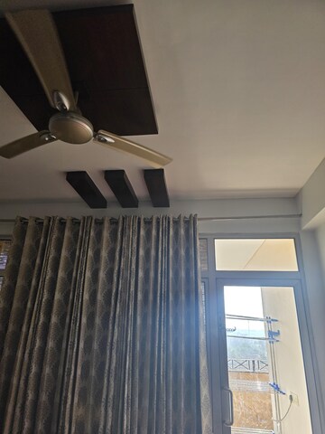 Furnished Amenities in 3 BHK Apartment at DLF Silver Oaks, Sector 26 – for Sale