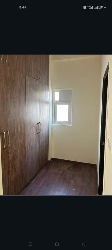 Room in 4 BHK Apartment at Sunshine Helios, Sector 78 – for Rent