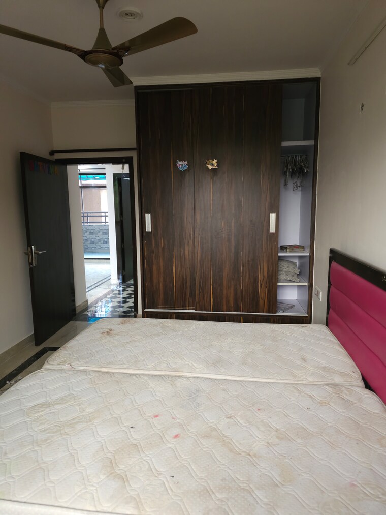 Room, sector 22 dwarka 3 Bedroom 1650 Sq.Ft. Apartment In Sector 22 Dwarka Delhi 9178005