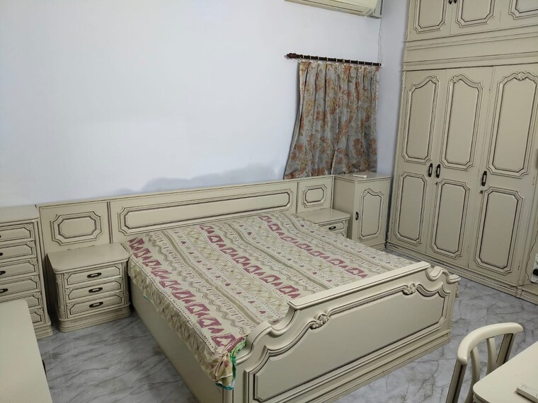 Bedroom, east of kailash 2 Bedroom 200 Sq.Yd. Builder Floor In East Of Kailash Delhi 9178033