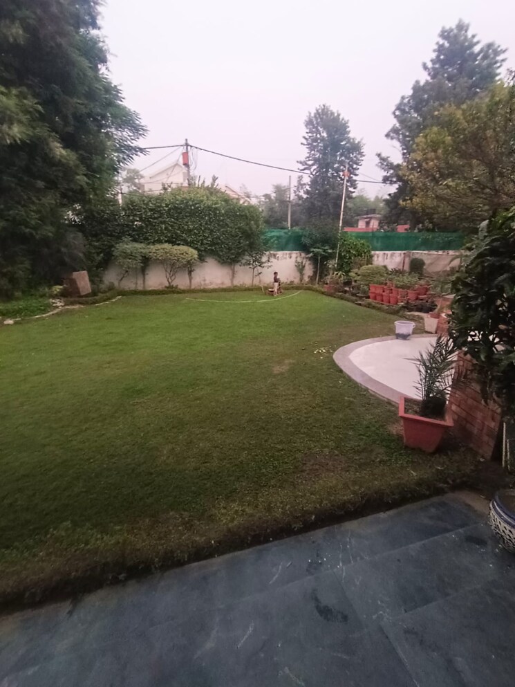 Garden, sainik farm 2 Bedroom 900 Sq.Ft. Villa In Sainik Farm Delhi 9178142