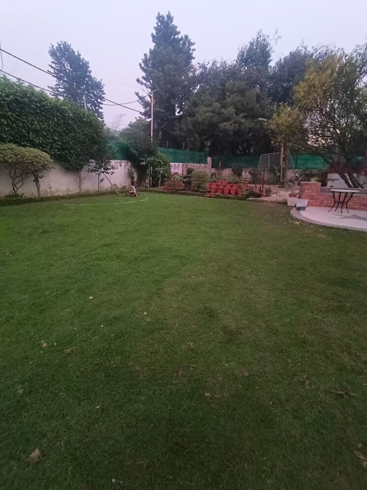 Garden, sainik farm 2 Bedroom 900 Sq.Ft. Villa In Sainik Farm Delhi 9178142