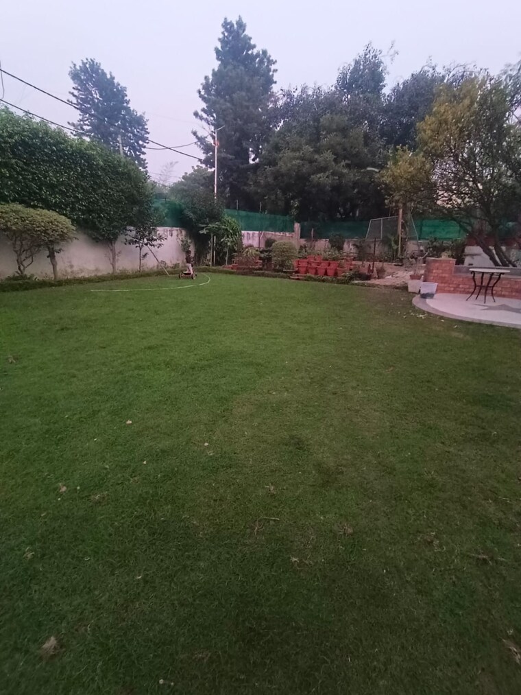 Garden, sainik farm 2 Bedroom 900 Sq.Ft. Villa In Sainik Farm Delhi 9178142