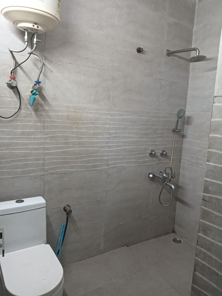 Bathroom, chittaranjan park 3 Bedroom 1350 Sq.Ft. Builder Floor In Chittaranjan Park Delhi 9178145
