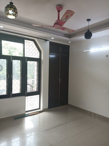 Room in 3 BHK Builder Floor at Chittaranjan Park – for Rent