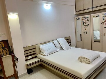 Bedroom in 2 BHK Apartment at Tardeo – for Rent