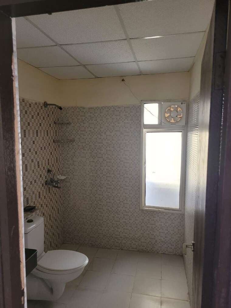 Bathroom, sds-nri-residency 4 Bedroom 2400 Sq.Ft. Apartment In Sector 45 Noida 9178195