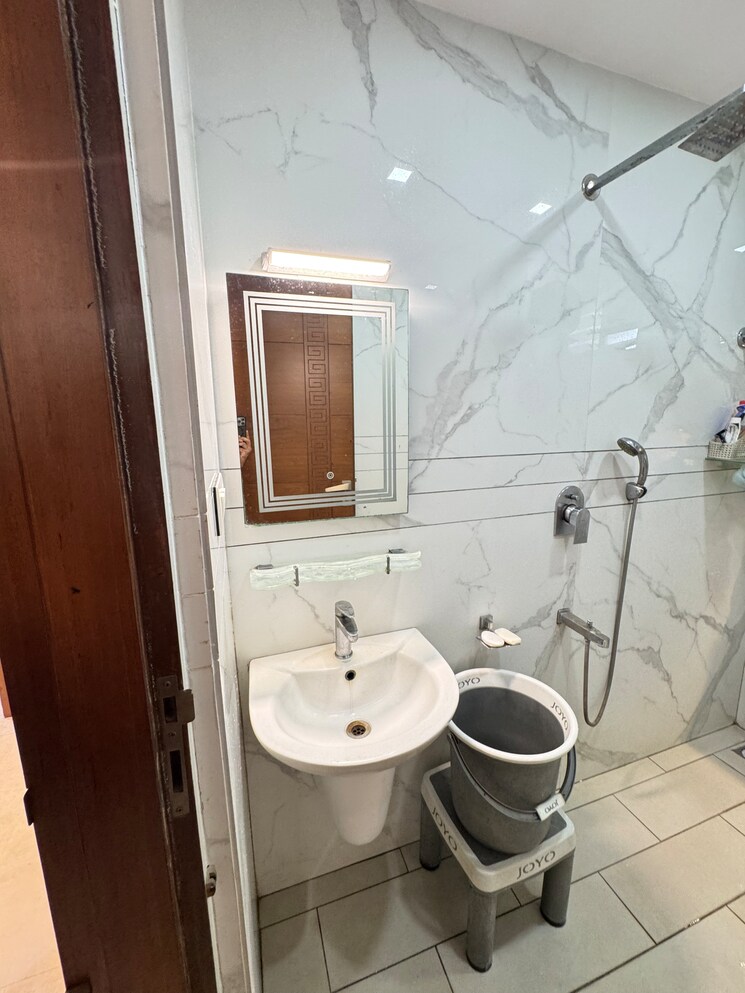 Bathroom, elite-oyster 3 Bedroom 2400 Sq.Ft. Apartment In Hbr Layout Bangalore 9178198