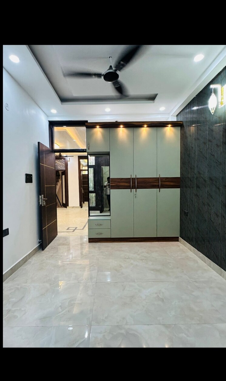 Room, shakti khand iv 3 Bedroom 90 Sq.Mt. Independent House In Shakti Khand iv Ghaziabad 9178295