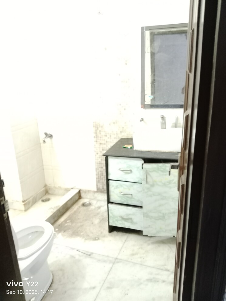 Bathroom, laxmi nagar 3 Bedroom 950 Sq.Ft. Builder Floor In Laxmi Nagar Delhi 9178338