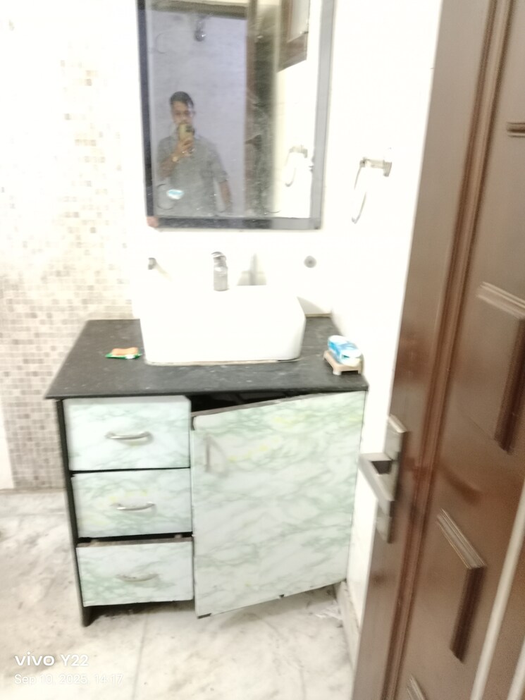 Bathroom, laxmi nagar 3 Bedroom 950 Sq.Ft. Builder Floor In Laxmi Nagar Delhi 9178338
