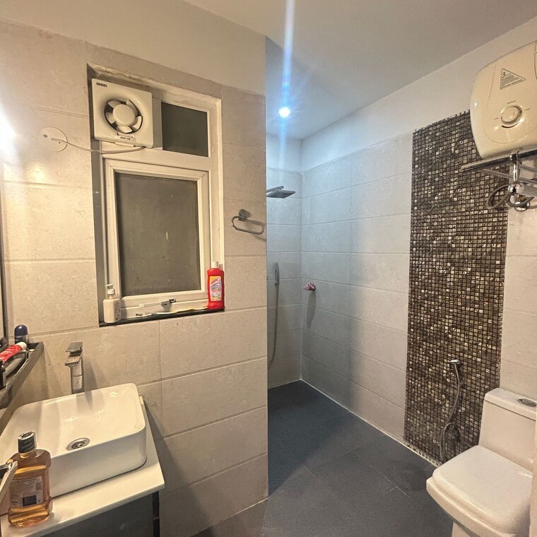 Bathroom, dlf-windsor-court 3 Bedroom 1500 Sq.Ft. Apartment In Dlf Phase iv Gurgaon 9178390