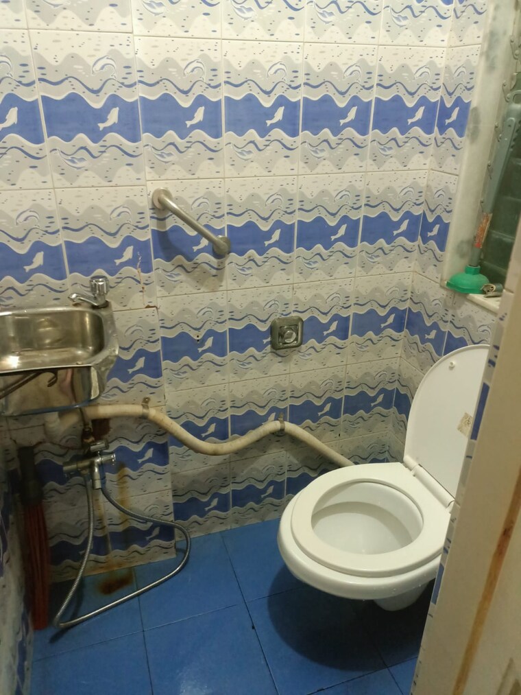 Bathroom, anand-chs-matunga 1 Bedroom 300 Sq.Ft. Apartment In Matunga East Mumbai 9178421