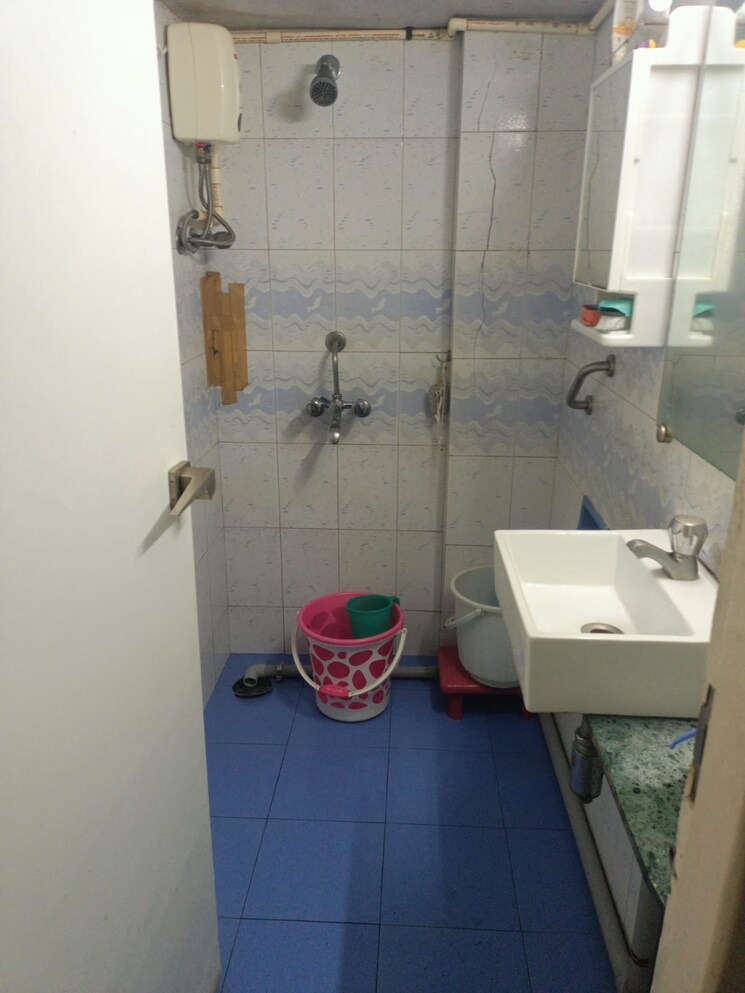 Bathroom, anand-chs-matunga 1 Bedroom 300 Sq.Ft. Apartment In Matunga East Mumbai 9178421