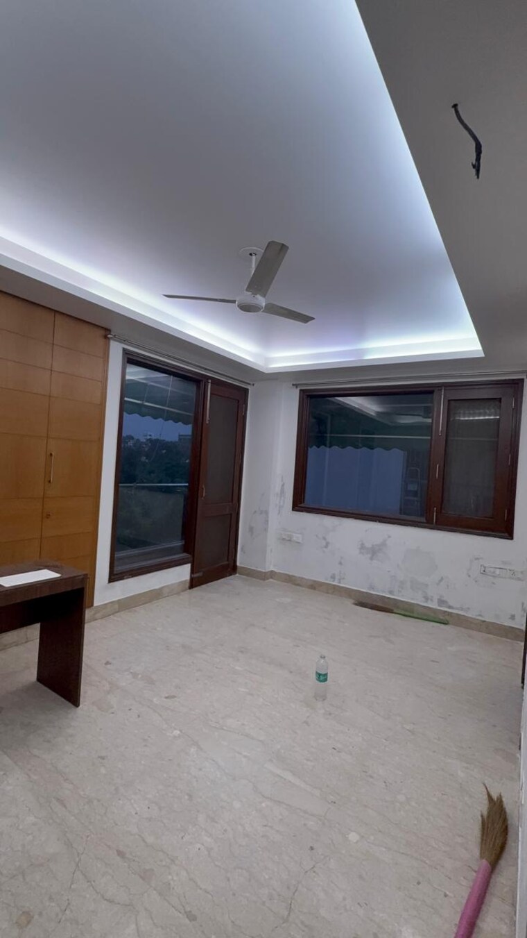 Room, kalkaji 3 Bedroom 233 Sq.Yd. Builder Floor In Kalkaji Delhi 9178603