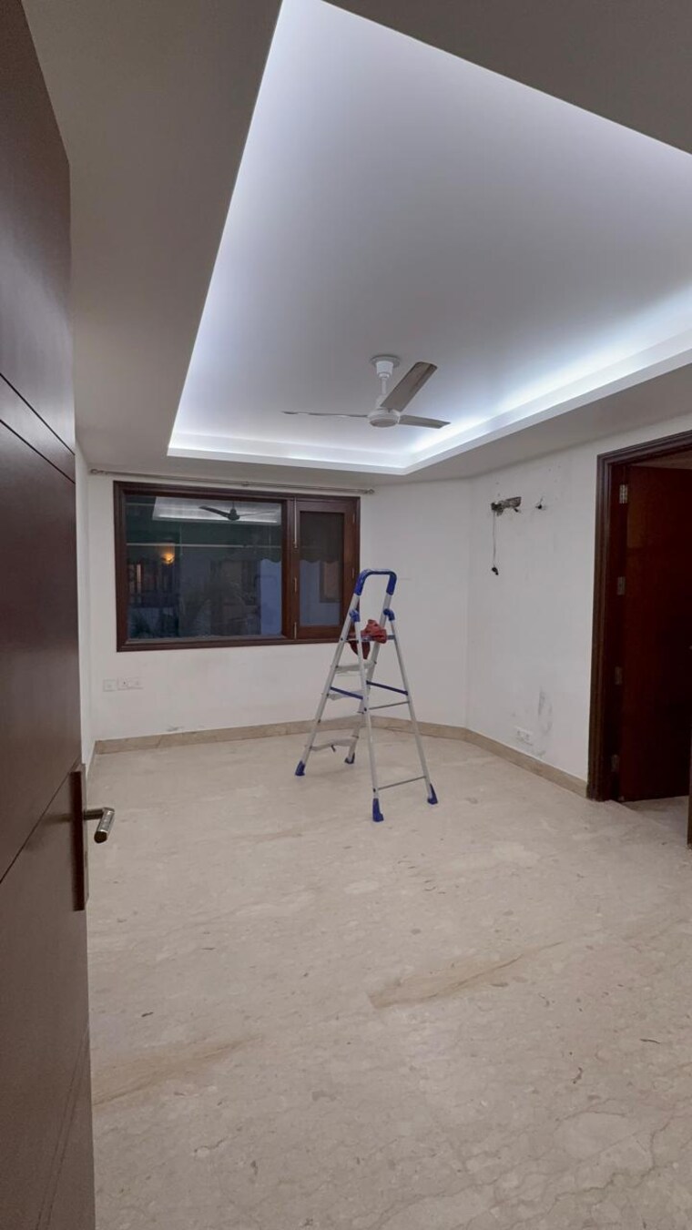 Room, kalkaji 3 Bedroom 233 Sq.Yd. Builder Floor In Kalkaji Delhi 9178603