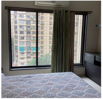 Room in 3 BHK Apartment at Lokhandwala Green Acres, Andheri West – for Rent