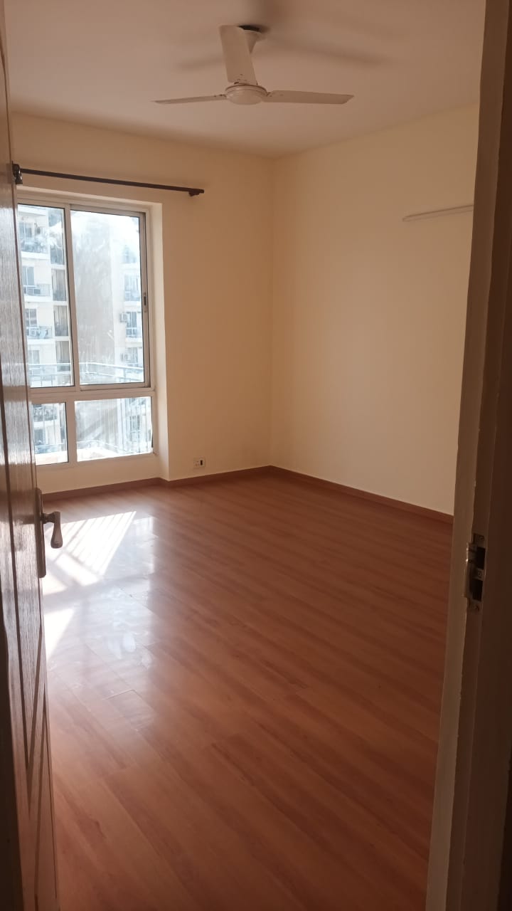 3.5 BHK + Servant Room Apartment For Rent in Vipul Greens