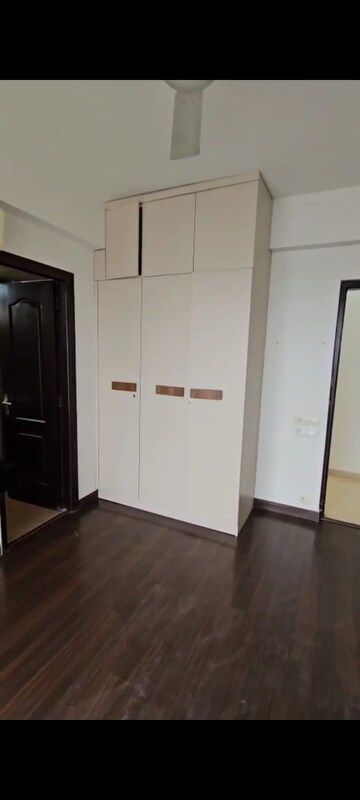 Room in 3.5 BHK Apartment at Sector 67 – for Rent