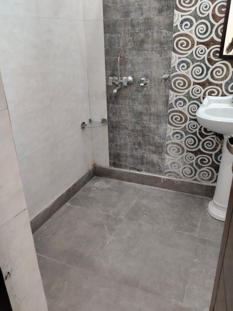 Bathroom, green fields colony 3 Bedroom 1900 Sq.Ft. Builder Floor In Green Fields Colony Faridabad 9179121