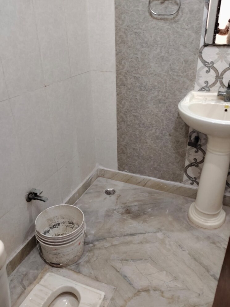 Bathroom, green fields colony 3 Bedroom 1900 Sq.Ft. Builder Floor In Green Fields Colony Faridabad 9179121