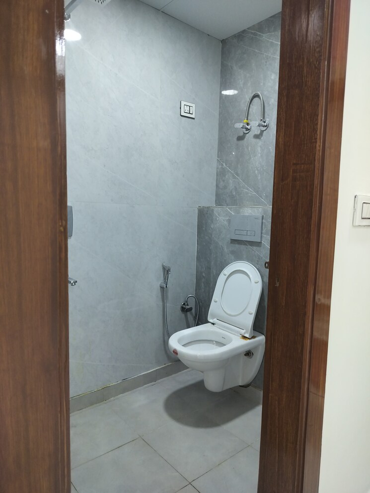 Bathroom, aarya-vihar 3 Bedroom 1500 Sq.Ft. Builder Floor In Sector 73 Noida 9179229