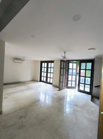 Room in 3 BHK Builder Floor at Hauz Khas – for Rent