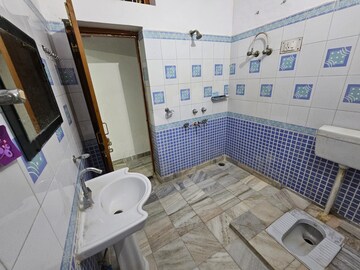 Team Area in 2 BHK Independent House at Gomti Nagar – for Rent