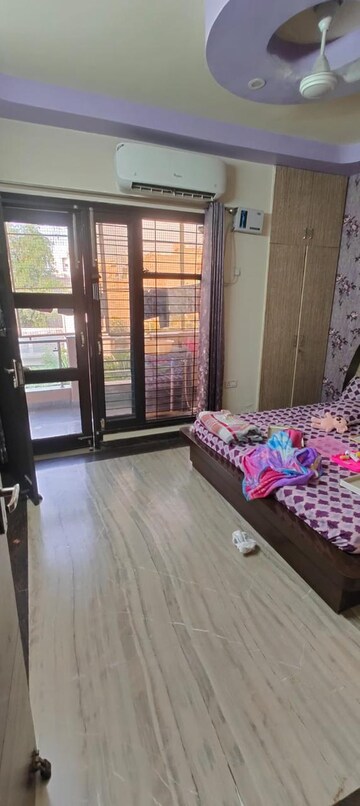 Bedroom in 3 BHK Builder Floor at Sector 37 – for Rent