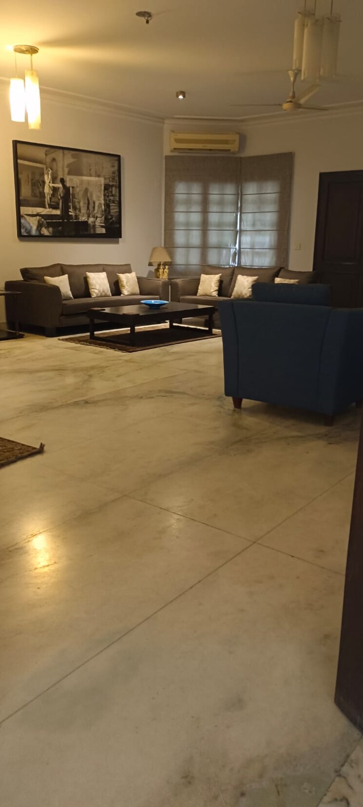  Parking, sainik farm 6 Bedroom 2500 Sq.Yd. Villa In Sainik Farm Delhi 9179339