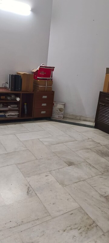 Parking in 6 BHK Villa at Sainik Farm – for Rent